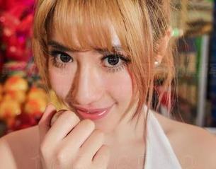 AISS爱丝(黄金版) – 这也太高了吧！亚美依的最新写真和她的高跟鞋，也太难驾驭了。