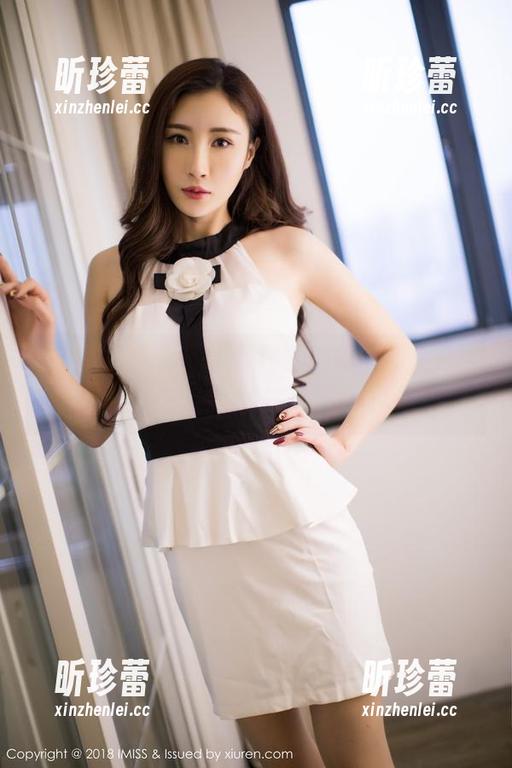 IMiss爱蜜社 - 看了黄歆苑的图册，白得好似要发光，俨然成为我的灯塔了…