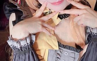 从Sameki学姐的姿态里，竟发现了一点不自觉的暧昧。