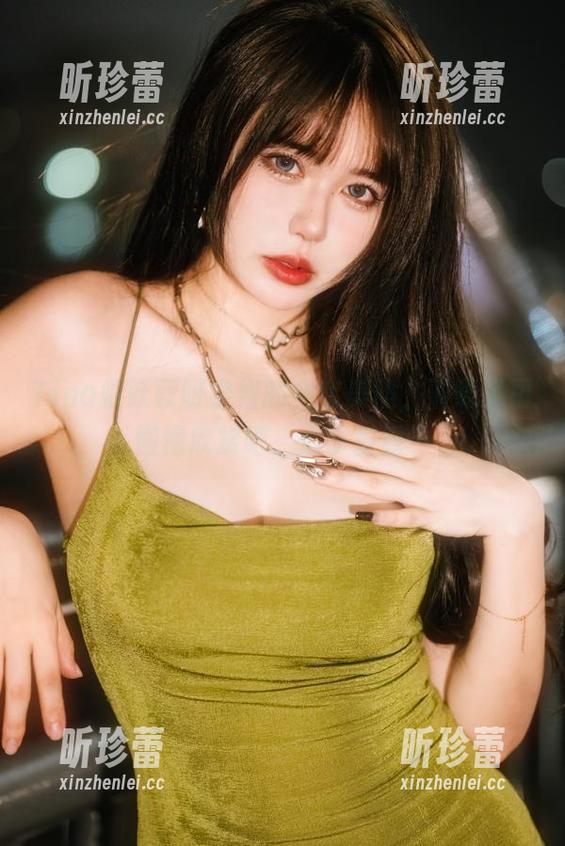 Tina很妖孽呀 Tina很妖孽呀学姐的全套美照,下载了再慢慢欣赏吧,心事重重…