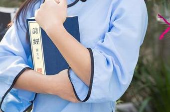 UGirls尤果网 – 在最新图集里，李易童让套装发挥了最大魅力，看得我直咂嘴。