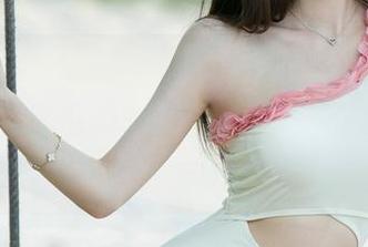 UGirls尤果网 – 王翊涵的油亮图集，精选中透着一股低调的张扬，好像总能在不经意间撩拨心弦。