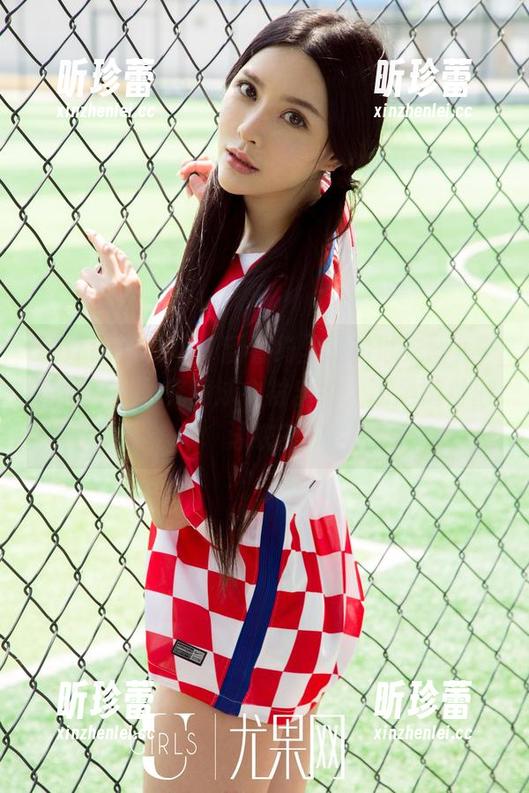 UGirls尤果网 - 翻看绮里嘉的泳衣图集，瞬间疑惑：究竟泳衣衬出她，还是她衬出泳衣？