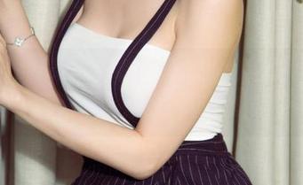 UGirls尤果网 – 韩沫瑜最新的美腿套图，配上那双鞋，是舒适还是炫耀呢？