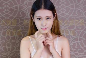 YouWu尤物馆 – 私拍，Kely香香女孩在镜头前的轻松姿态，让我忍不住想要互动。