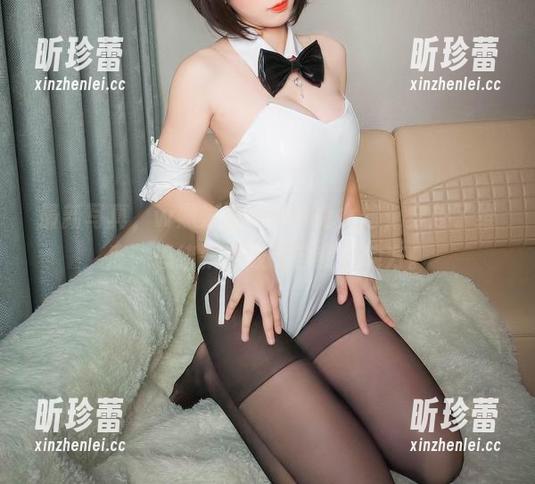 最新写真，w黑米粥w化身兔女郎，穿越了维度，思绪飘到放飞自我的地方。