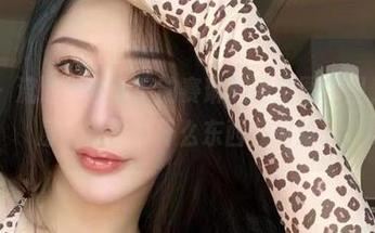 微密圈 – 流连在不爱笑的赛琳的镂空图包里，一层一层，似乎有什么东西在闪烁。