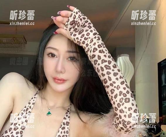微密圈 - 流连在不爱笑的赛琳的镂空图包里，一层一层，似乎有什么东西在闪烁。