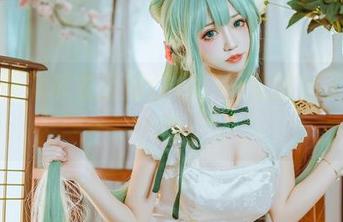 一边看乖乖衣宝的红裙，一边想起了企鹅舞