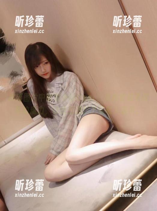 高清图片中的啾小妍Deer，有种套装不简单的魔力，让我想把这几张收入囊中。