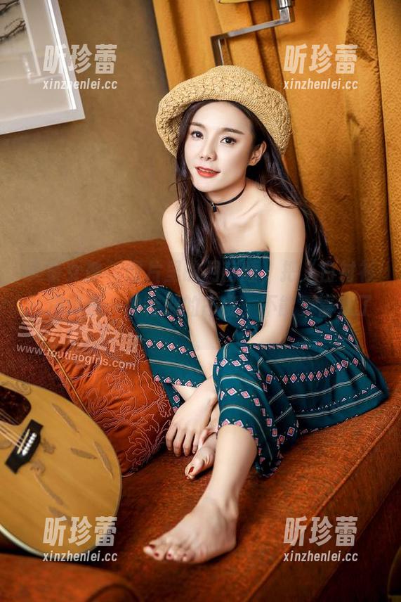 头条女神-月音瞳 头条女神 - 图片里的月音瞳,把“白衬衫”演绎成一种特别的态度,不能更喜欢了。