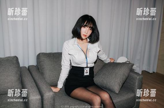 新鲜出炉的姜仁卿(강인경)写真集，“御姐”风格，果然又让人想多看几眼。
