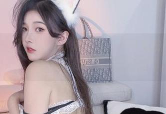 突然变得严肃的小小奶瓶儿，黑白里的奇怪姿态，网盘里等你下载调查真相。