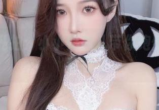 学姐的私拍：小小奶瓶儿带你跑偏的奇妙套图