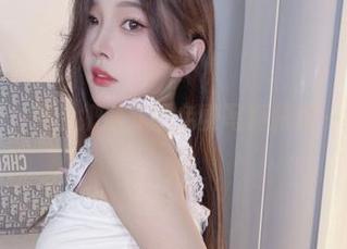 天台闲逛，小小奶瓶儿的免费写真搭配一缕微风。