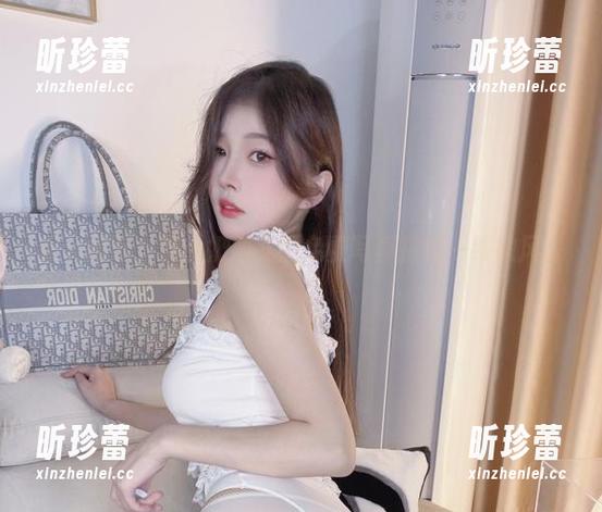 天台闲逛，小小奶瓶儿的免费写真搭配一缕微风。