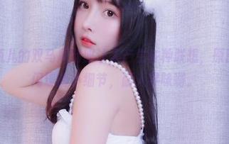 小小奶瓶儿的双马尾制服让人产生各种联想，原图中偷偷闪现的小细节，耐人寻味啊。