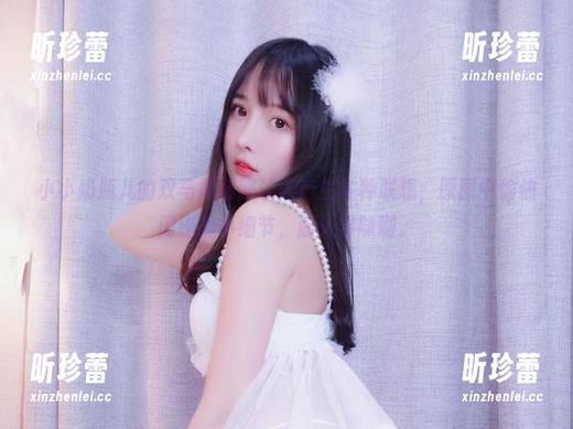 小小奶瓶儿的双马尾制服让人产生各种联想，原图中偷偷闪现的小细节，耐人寻味啊。