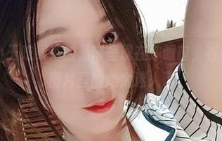 微密圈 – 小玉吃果冻的吊带呈现在你眼前，在线的那一刻，图片里的她太迷人了。