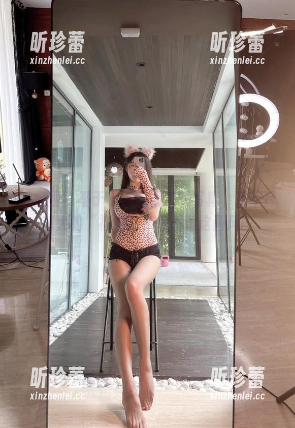 微密圈 - 基于小玉吃果冻的写真，算不算超大的“福利”？想不透这画风…