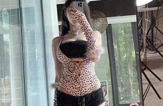 微密圈 – 写真精选：小玉吃果冻的小心思在平淡中默默徘徊，妆容也太日常了吧。