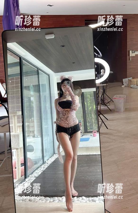 微密圈 - 写真精选：小玉吃果冻的小心思在平淡中默默徘徊，妆容也太日常了吧。