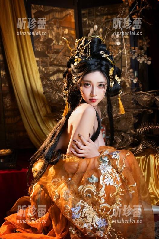年年Nnian又来了，这次的CyberGirl私拍真让人想问：“她的香水用的是什么？”