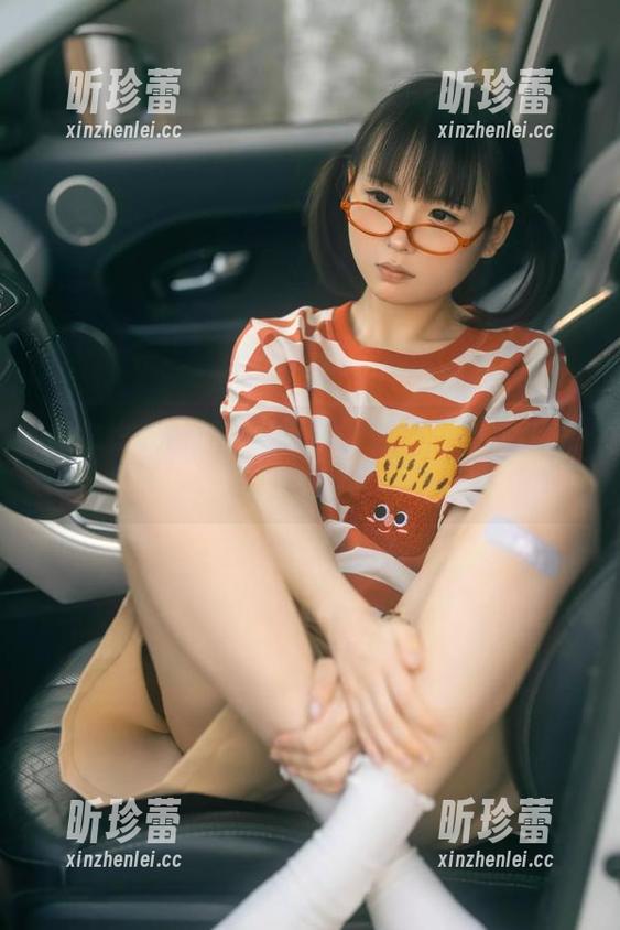 幼水铃衣Miku的写真之旅，免费挑战你的想象力！