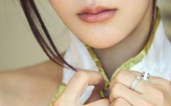 推女郎 – 吻熙在新出的白色写真集里，是在追求极简吗？乍一看，呃，确实有些意思。