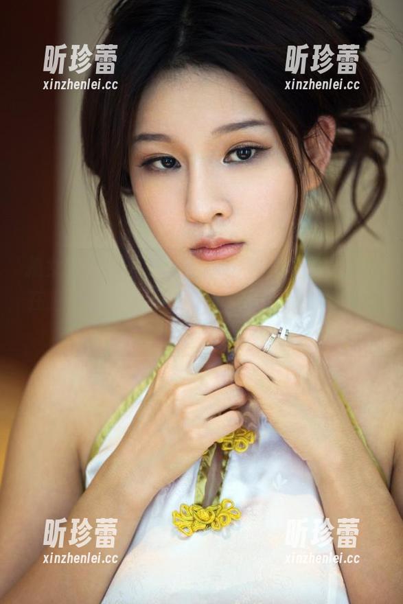 推女郎-吻熙 推女郎 - 吻熙在新出的白色写真集里,是在追求极简吗?乍一看,呃,确实有些意思。