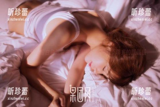 果团网 - 高清白色浓雾中的陈雅漫，图册翻页带来的朦胧感