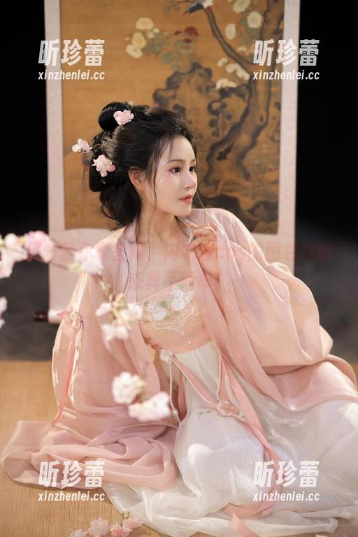 桃暖酱 桃暖酱你真舍得,内衣和cos的图包拼起来真不简单!