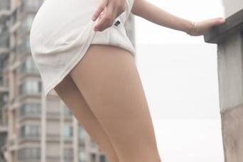 梦丝女神 – 图集预警：雯雯带你在学楼上跑腿，丝袜也得跟上！