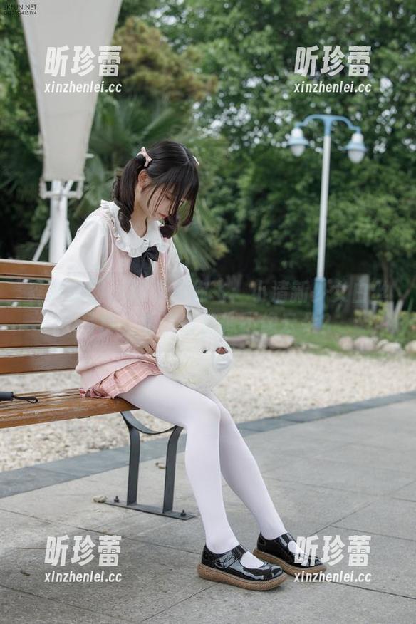森萝财团-吸吸 森萝财团 - 吸吸带你飞:小清新少女白丝写真,看这白丝像不像云朵?