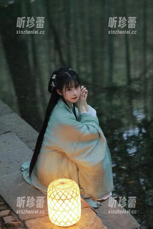白莉爱吃巧克力的写真集《关小雨》，分享一种调皮的美好