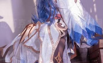 白莉爱吃巧克力的深巷漫游：原图展现女仆的不合常理人生
