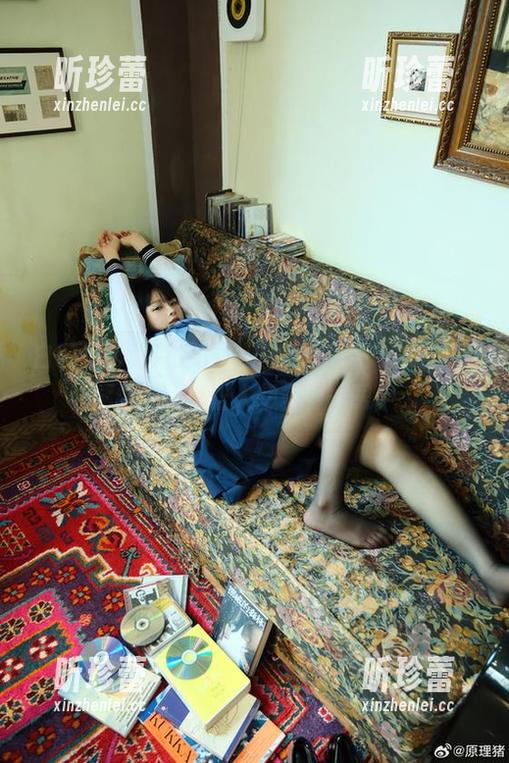 白莉爱吃巧克力的美脚加上cos，太完美的组合，真让人想多看一眼。