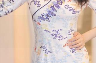 秀人网 – 是小逗逗在泳池边的在线写真：一边修图，一边给水下小鱼求婚！