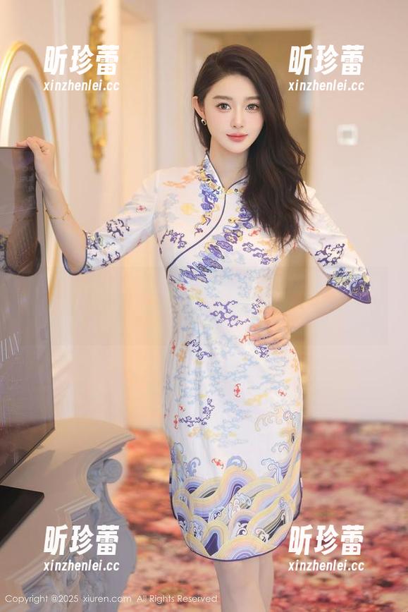 秀人网 - 是小逗逗在泳池边的在线写真：一边修图，一边给水下小鱼求婚！