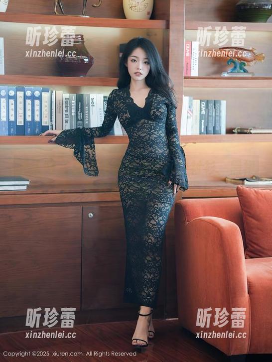 秀人网 - 白沫的校服美图：白衬衫、黑裙摆，青春就得这么不着调！