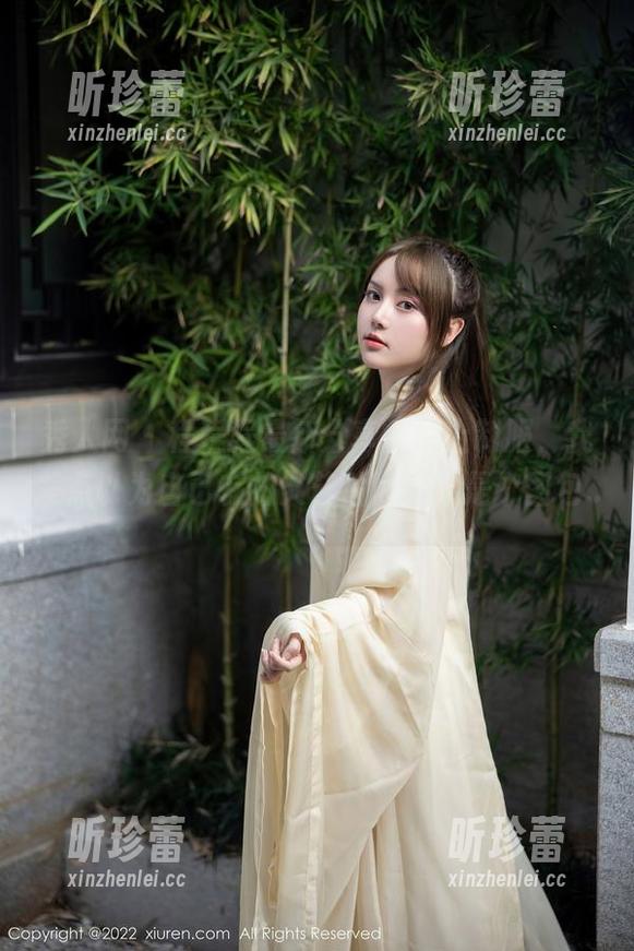 秀人网 - 程程程最新分享：穿上制服，我差点以为自己在拍文艺片。结果是个图包...