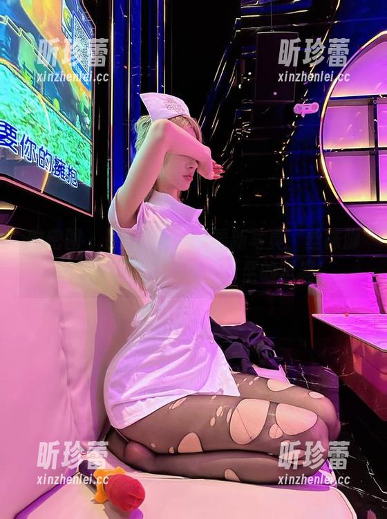 微密圈 - 脸红Dearie最新写真，丝袜脚亲密接触道具，随风而至的逗趣！