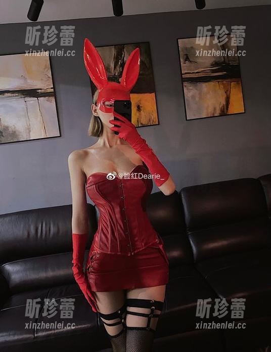 微密圈 - 脸红Dearie的礼服写真，可能是我心中那份理想的隐秘角落