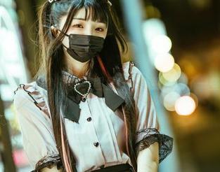 落落Raku的短裤？最新美图里好像隐约出现了一些别的东西