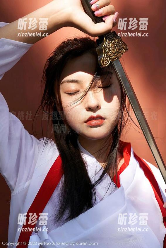 蜜桃社 - 没想到Gina的最新套图里有毛衣风尚，别眨眼哦！