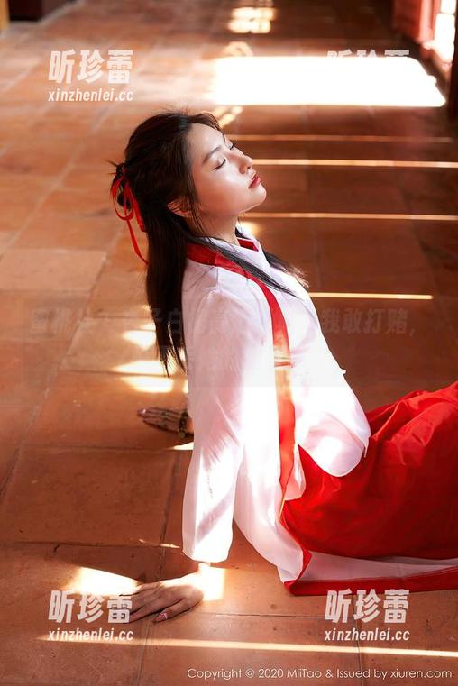 蜜桃社 - 杏子白裙高清写真：我敢打赌，晒不丢她的幽默感！