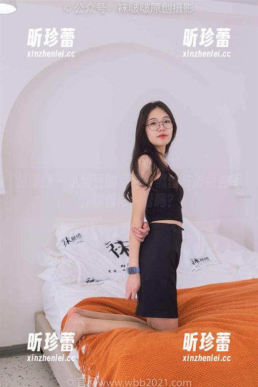 袜啵啵 - 小甜豆的写真：黑丝与脚尖加固，你值得一看吗？