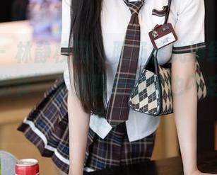语画界 – 林静校园、职场各式演绎，李丽莎的“秘书”美图即使忙碌也不忘显露气质。