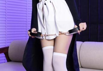 语画界 – 图片中的李丽莎与浴缸似乎在对话，轻柔的水面下藏着太多的意想不到。