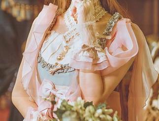 看陆卿卿kyokyo套装写真，恍惚间我以为她是沉睡五百年的小仙女，穿出来大家都不要喊她“宝宝”？
